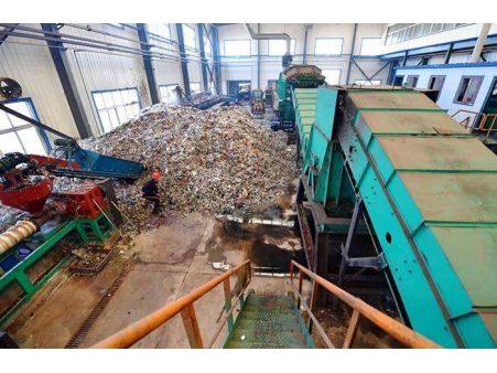 再生垃圾分揀設備實(shí)現廢舊物資重復利用”