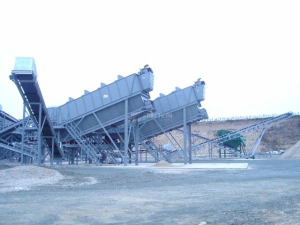 建筑垃圾振動篩分機現場